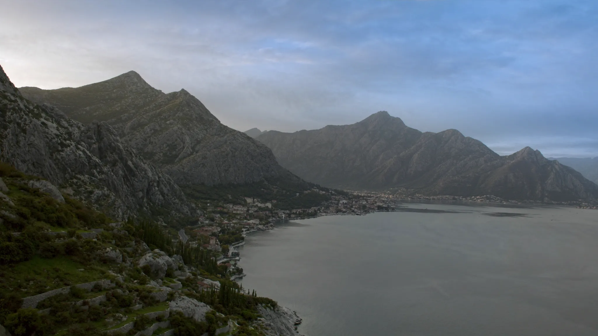 Kotorský záliv, Čierna Hora | montenegro.sk Kotorský záliv pri Kotore medzi strmými čiernohorskými horami